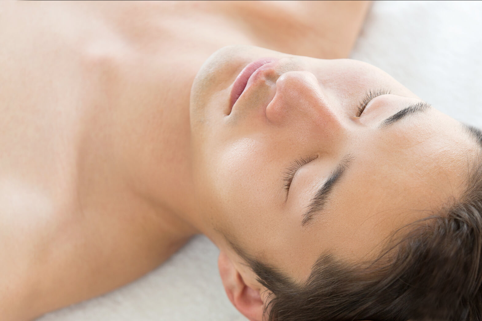 眠っている男性